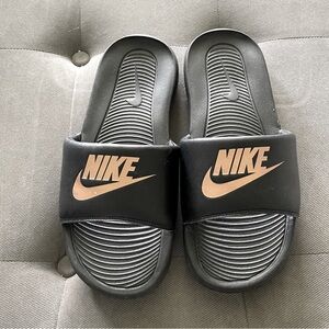 WOMEN'S NIKE VICTORI ONE SPORT SLIDES size 8 black rose gold Nike logo